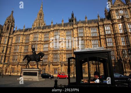 21 avril 2011. Londres, Angleterre. Statue de Richard 1er à l'extérieur des chambres du Parlement britannique. ©; Charlie Varley/varleypix.com Banque D'Images