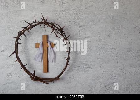 Crucifixion de Jésus-Christ. Croix et couronne de Thorns sur fond gris. Banque D'Images