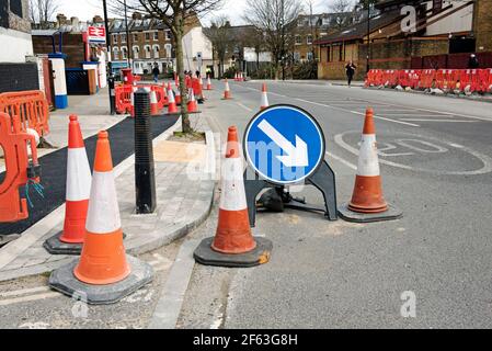 Road Works with cones and Arrow direction sign construisant le cycle Voies faisant partie du programme de quartier à faible circulation Drayton Park Highbury Banque D'Images