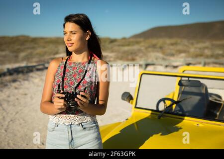 Bonne femme caucasienne à côté de la promenade de plage au bord de la mer prise en main de la caméra Banque D'Images