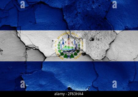 Drapeau d'El Salvador peint sur un mur fissuré Banque D'Images