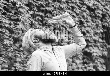 Buvez tout jusqu'à la dernière goutte. Concept de santé et d'équilibre de l'eau. Besoin d'étancher la soif. Rafraîchissez-vous par temps chaud. Hydratez la bouche sèche. Barbu Banque D'Images