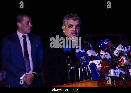 Suez, Égypte. 29 mars 2021. Osama Rabie (R), le chef de l'Autorité du canal de Suez en Égypte, parle lors d'une conférence de presse sur la re-flottaison de la MV marquée par le Panama « jamais donnée », exploitée par l'Evergreen Marine Corporation, et la reprise du trafic de navigation à travers la voie navigable. Credit: Mohamed Shokry/dpa/Alay Live News Banque D'Images