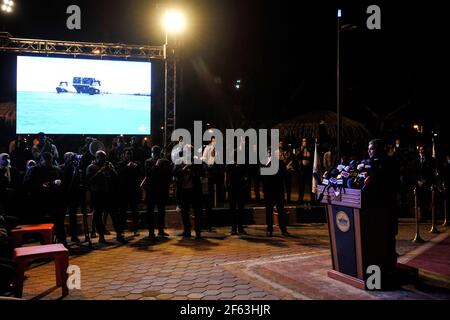 Suez, Égypte. 29 mars 2021. Osama Rabie (R), le chef de l'Autorité du canal de Suez en Égypte, parle lors d'une conférence de presse sur la re-flottaison de la MV marquée par le Panama « jamais donnée », exploitée par l'Evergreen Marine Corporation, et la reprise du trafic de navigation à travers la voie navigable. Credit: Mohamed Shokry/dpa/Alay Live News Banque D'Images