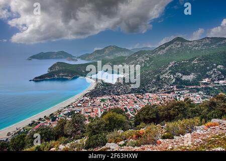 Vue sur la plage d'Oludeniz depuis le point d'observation de Likya Yolu ou Lycian Way à Fethiye, Turquie. Banque D'Images