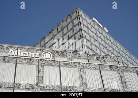 Siège d'Allianz Suisse avec logos sur la façade. Première compagnie d'assurance dans les affaires de vie et non-vie, protection juridique. Banque D'Images