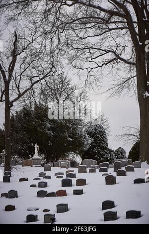 Le cimetière en bois vert de Brooklyn, couvert de neige Banque D'Images