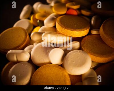 médicaments antibiotiques pilules médicaments antibactériens colorés pilules sur fond blanc capsule pilule médecine Banque D'Images