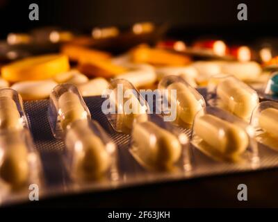 médicaments antibiotiques pilules médicaments antibactériens colorés pilules sur fond blanc capsule pilule médecine Banque D'Images