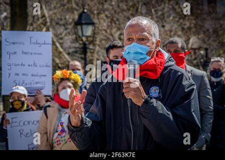 ÉTATS-UNIS. 29 mars 2021. Les représentants élus de l'État se sont joints à un groupe de travailleurs essentiels exclus en grève de la faim depuis deux semaines pour une conférence de presse à Washington Square Park à Manhattan le 29 mars 2021 afin d'appeler les législateurs de l'État à ne pas laisser les travailleurs exclus en retard dans leur budget négocié, qui devrait être publié au cours des prochains jours. Credit: SIPA USA/Alay Live News Banque D'Images