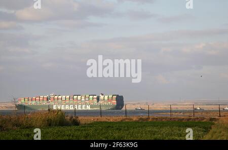 Canal de Suez. 29 mars 2021. La photo prise le 29 mars 2021 montre que le navire à conteneurs jamais donné se déplace sur le canal de Suez, en Égypte. La circulation dans le canal de Suez a repris après que l'énorme navire à conteneurs ait été renfloué avec succès comme étant resté bloqué dans le canal pendant presque une semaine, a déclaré lundi l'Autorité du canal de Suez (SCA) en Égypte. Crédit: Wang Dongzhen/Xinhua/Alay Live News Banque D'Images