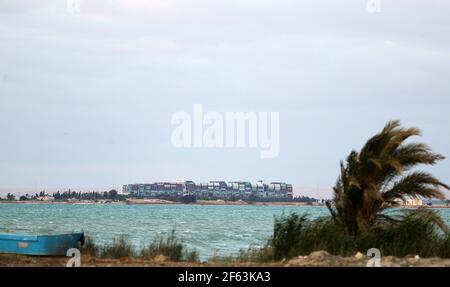 Canal de Suez. 29 mars 2021. La photo prise le 29 mars 2021 montre que le navire à conteneurs jamais donné se déplace sur le canal de Suez, en Égypte. La circulation dans le canal de Suez a repris après que l'énorme navire à conteneurs ait été renfloué avec succès comme étant resté bloqué dans le canal pendant presque une semaine, a déclaré lundi l'Autorité du canal de Suez (SCA) en Égypte. Crédit: Wang Dongzhen/Xinhua/Alay Live News Banque D'Images