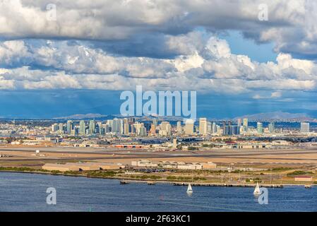 Skyline de San Diego et port de San Diego en fin d'après-midi d'hiver. San Diego, Californie, États-Unis. Banque D'Images
