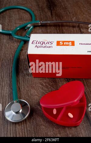 Apixaban, vendu sous la marque ELIQUIS entre autres, est un médicament anticoagulant utilisé pour traiter et prévenir les caillots sanguins et pour prévenir les accidents vasculaires cérébraux Banque D'Images