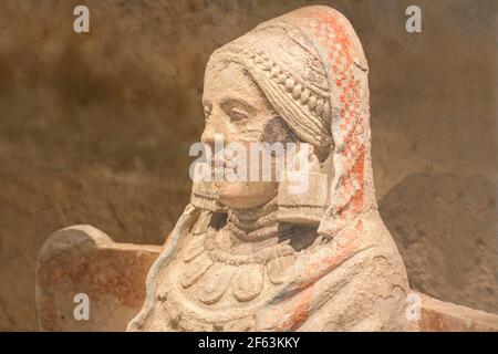 Lady of Baza, vue latérale. Une des pièces les plus importantes de l'art ibérique Sculpture qui a servi comme urne funéraire Banque D'Images