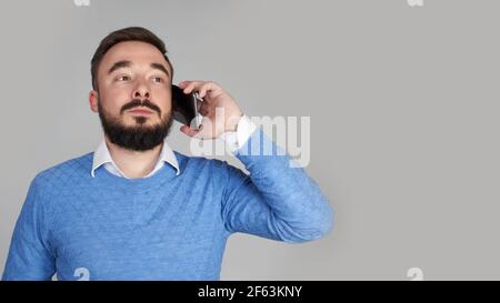 Portrait de l'homme heureux parlant au téléphone. Photo de haute qualité Banque D'Images