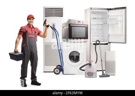 Portrait complet d'un réparateur avec une boîte à outils et un exercice devant les appareils domestiques isolés sur fond blanc Banque D'Images