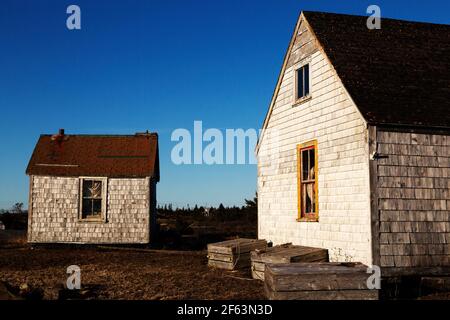 Constructions de front de mer construites traditionnellement à Blue Rocks, en Nouvelle-Écosse, au Canada. Blue Rocks est un village de pêcheurs en activité. Banque D'Images