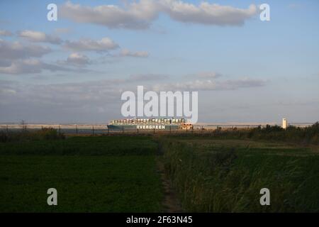 Canal de Suez. 29 mars 2021. La photo prise le 29 mars 2021 montre que le navire à conteneurs jamais donné se déplace sur le canal de Suez, en Égypte. La circulation dans le canal de Suez a repris après que l'énorme navire à conteneurs ait été renfloué avec succès comme étant resté bloqué dans le canal pendant presque une semaine, a déclaré lundi l'Autorité du canal de Suez (SCA) en Égypte. Crédit : Wu Huiwo/Xinhua/Alay Live News Banque D'Images