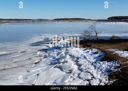 Calotte glaciaire au bord du rivage à Rafuses Cove, en Nouvelle-Écosse, au Canada. Banque D'Images