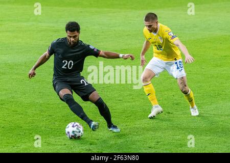 Bucarest, Roumanie. 28 mars 2021. Serge Gnabry #20 d'Allemagne et Razvan Marin #18 de Roumanie pendant le match de qualification de la coupe du monde de la FIFA 2022 Round entre les équipes nationales de Roumanie et d'Allemagne à la National Arena à Bucarest, Roumanie. 28.03.2021. Photo: Copyright 2020, crédit: Cronos/Alamy Live News Banque D'Images