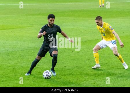 Bucarest, Roumanie. 28 mars 2021. Serge Gnabry #20 d'Allemagne et Razvan Marin #18 de Roumanie pendant le match de qualification de la coupe du monde de la FIFA 2022 Round entre les équipes nationales de Roumanie et d'Allemagne à la National Arena à Bucarest, Roumanie. 28.03.2021. Photo: Copyright 2020, crédit: Cronos/Alamy Live News Banque D'Images