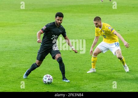 Bucarest, Roumanie. 28 mars 2021. Serge Gnabry #20 d'Allemagne et Razvan Marin #18 de Roumanie pendant le match de qualification de la coupe du monde de la FIFA 2022 Round entre les équipes nationales de Roumanie et d'Allemagne à la National Arena à Bucarest, Roumanie. 28.03.2021. Photo: Copyright 2020, crédit: Cronos/Alamy Live News Banque D'Images