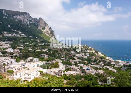 Vue sur l'île de Capri dans la baie de Naples, Campanie, Italie Banque D'Images