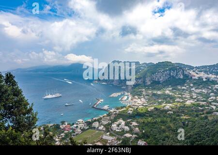 Vue sur l'île de Capri dans la baie de Naples, Campanie, Italie Banque D'Images
