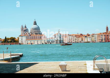 Paysage avec basilique di santa maria della Salute et grand canal à Venise, Italie. Banque D'Images