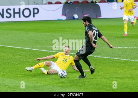 Bucarest, Roumanie. 28 mars 2021. Razvan Marin #18 de Roumanie et Ilkay Gundogan #21 d'Allemagne pendant le match de qualification de la coupe du monde de la FIFA 2022 Round entre les équipes nationales de Roumanie et d'Allemagne à la National Arena à Bucarest, Roumanie. 28.03.2021. Photo: Copyright 2020, crédit: Cronos/Alamy Live News Banque D'Images