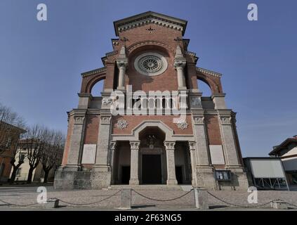 Façade de l'église San Giovanni Battista à Madone, Bergame, Lombardie, Italie. Banque D'Images