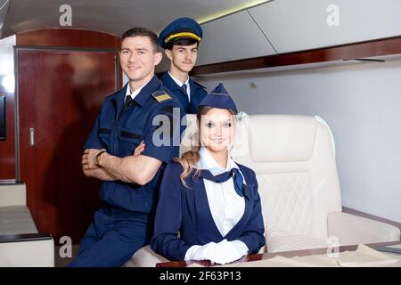 Les agents de bord et les pilotes, l'équipage de l'avion sont les bienvenus à bord, en classe affaires ou à bord d'un jet privé. Banque D'Images