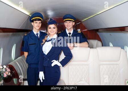Les agents de bord et les pilotes, l'équipage de l'avion sont les bienvenus à bord, en classe affaires ou à bord d'un jet privé. Banque D'Images