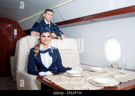 Les agents de bord et les pilotes, l'équipage de l'avion sont les bienvenus à bord, en classe affaires ou à bord d'un jet privé. Banque D'Images