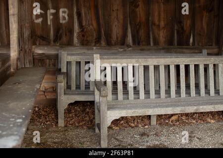 Ces vieilles églises et bancs de réunions sont stockés dans de vieux stands et hangars de chevaux. Quartier historique de Jaffrey, New Hampshire. Ils se tiennent tranquillement derrière meetingho Banque D'Images