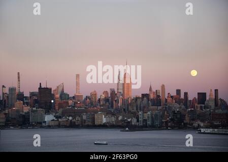 Coucher de soleil et lune au-dessus de Midtown Manhattan Banque D'Images