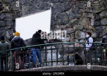 Lubachow, Lac Bystrzyckie, Pologne, 29th 2021 mars, Pologne le réalisateur Jerzy Skolimowski est en train de réaliser un nouveau film, une interprétation contemporaine de 1966 'au hasard Balthazar' de Robert Bresson. Le film présentera la star du cinéma Sophia Loren. Lorenzo Zurzolo, Sandra Drzymalska, Mateusz Kościukiewicz, Tomasz OrganekEO un film de Jerzy Skolimowski, Lorenzo Zurzolo, Sandra Drzymalska, Mateusz Kościukiewicz, Tomasz Organek, Photo: Kazimierz Jurewicz / Alamy Live News Banque D'Images