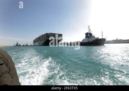 Suez, Égypte. 29 mars 2021. Le jour même, un navire de cargaison portant le drapeau du Panama est tiré par des remorqueurs, dans le canal de Suez, en Égypte, le lundi 29 mars 2021. Un prestataire de services de canal sayid Monday que les travailleurs ont réussi à libérer le colossal navire à conteneurs qui depuis près d'une semaine a été coincé latéralement à travers le canal de Suez, l'une des artères les plus cruciales au monde pour le commerce. Photo par Suez Canal Authority Office/UPI crédit: UPI/Alamy Live News Banque D'Images