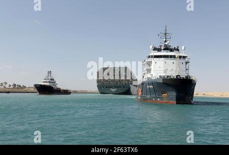 Suez, Égypte. 29 mars 2021. Le jour même, un navire de cargaison portant le drapeau du Panama est tiré par des remorqueurs, dans le canal de Suez, en Égypte, le lundi 29 mars 2021. Un prestataire de services de canal sayid Monday que les travailleurs ont réussi à libérer le colossal navire à conteneurs qui depuis près d'une semaine a été coincé latéralement à travers le canal de Suez, l'une des artères les plus cruciales au monde pour le commerce. Photo par Suez Canal Authority Office/UPI crédit: UPI/Alamy Live News Banque D'Images