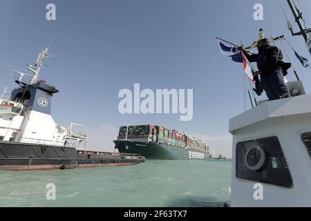 Suez, Égypte. 29 mars 2021. Le jour même, un navire de cargaison portant le drapeau du Panama est tiré par des remorqueurs, dans le canal de Suez, en Égypte, le lundi 29 mars 2021. Un prestataire de services de canal sayid Monday que les travailleurs ont réussi à libérer le colossal navire à conteneurs qui depuis près d'une semaine a été coincé latéralement à travers le canal de Suez, l'une des artères les plus cruciales au monde pour le commerce. Photo par Suez Canal Authority Office/UPI crédit: UPI/Alamy Live News Banque D'Images