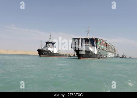 Suez, Égypte. 29 mars 2021. Le jour même, un navire de cargaison portant le drapeau du Panama est tiré par des remorqueurs, dans le canal de Suez, en Égypte, le lundi 29 mars 2021. Un prestataire de services de canal sayid Monday que les travailleurs ont réussi à libérer le colossal navire à conteneurs qui depuis près d'une semaine a été coincé latéralement à travers le canal de Suez, l'une des artères les plus cruciales au monde pour le commerce. Photo par Suez Canal Authority Office/UPI crédit: UPI/Alamy Live News Banque D'Images