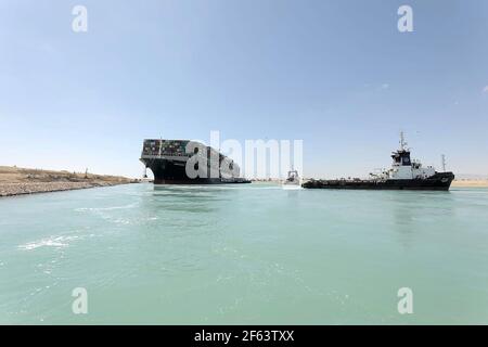 Suez, Égypte. 29 mars 2021. Le jour même, un navire de cargaison portant le drapeau du Panama est tiré par des remorqueurs, dans le canal de Suez, en Égypte, le lundi 29 mars 2021. Un prestataire de services de canal sayid Monday que les travailleurs ont réussi à libérer le colossal navire à conteneurs qui depuis près d'une semaine a été coincé latéralement à travers le canal de Suez, l'une des artères les plus cruciales au monde pour le commerce. Photo par Suez Canal Authority Office/UPI crédit: UPI/Alamy Live News Banque D'Images