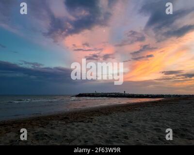 Coucher de soleil coloré sur la mer adriatique sur la plage en Italie. Coucher de soleil sur le ciel et les nuages le soir Banque D'Images