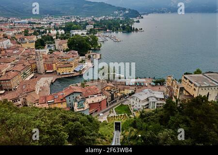 Riva del Garda ,Italie - 07 juillet 2020 : vue panoramique sur le magnifique lac de Garde et l'ascenseur panoramique. Ville de Riva del Garda et lac de Garde au Banque D'Images