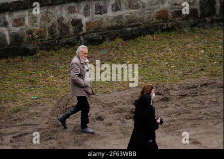 Lubachow, Lac Bystrzyckie, Pologne, 29th 2021 mars, Pologne le réalisateur Jerzy Skolimowski est en train de réaliser un nouveau film, une interprétation contemporaine de 1966 'au hasard Balthazar' de Robert Bresson. Le film présentera la star du cinéma Sophia Loren. Lorenzo Zurzolo, Sandra Drzymalska, Mateusz Kościukiewicz, Tomasz OrganekEO un film de Jerzy Skolimowski, Lorenzo Zurzolo, Sandra Drzymalska, Mateusz Kościukiewicz, Tomasz Organek, Photo: Kazimierz Jurewicz / Alamy Live News Banque D'Images