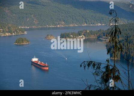 Réservoir d'huile à l'ancrage. Un pétrolier ancré dans Burrard Inlet. Vancouver, Colombie-Britannique, Canada. Banque D'Images