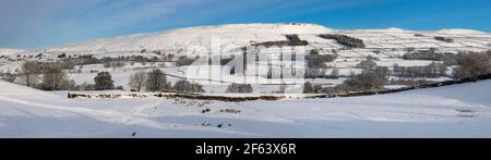 Neige fraîche sur les collines au-dessus de Hawes, Wensleydale, Yorkshire Dales National Park Banque D'Images