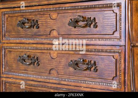 Commode en bois antique avec motifs peau de serpent et poignées en laiton Chambre d'hôtes à l'étage à l'intérieur d'un vieux Canadiana 1825 maison de style cottage Banque D'Images