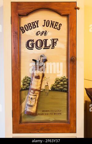 Bobby Jones sur Golf œuvres d'art vintage à la porte de l'antique Armoire en bois dans le couloir à l'étage à l'intérieur d'un vieux Canadiana de 1825 maison en pierre de campagne de style cottage Banque D'Images